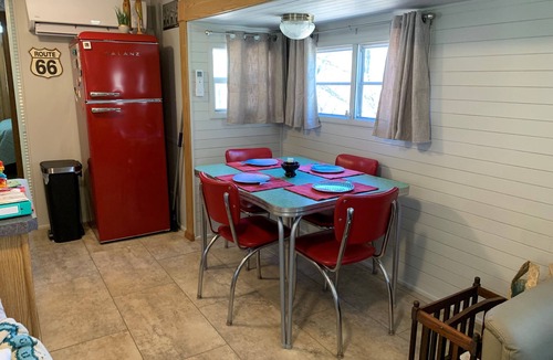 Omaha Cabin | Romantic Retro! Pool 💦 Relax Quiet Cozy Bungalow Nature Branson & Cricket Creek