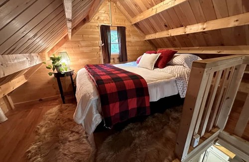 Stoneham Cabin | Romantic Treehouse with Forest Trails near White Mountain National Forest, Stoneham, Maine