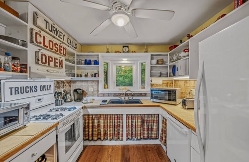 Sleepy Hollow House | Rooftop deck, view, hot tub, pets, wifi, EV charger, lake access, fire pit