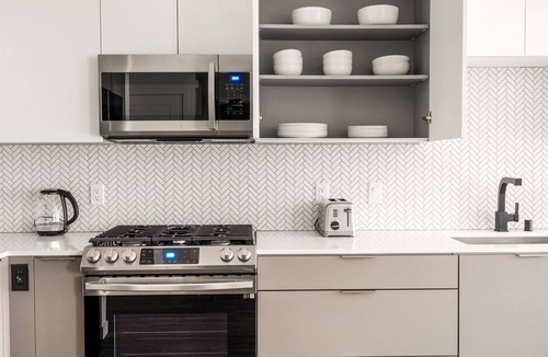 Emeryville Apartment | Roomy Emeryville 1BR w/Pool, Gym & W/D, walk to Safeway, by Blueground