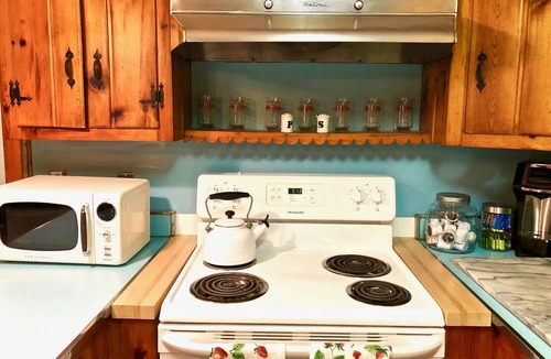 West Saugerties House | Rushbrook Lodge, Renovated Farmhouse, 100 Acres, Hike, Ski, Retreats, reunions