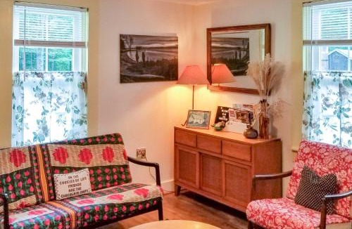 Northfield House | Rustic-Chic Cottage w/Yard & Grill - Near Hiking!