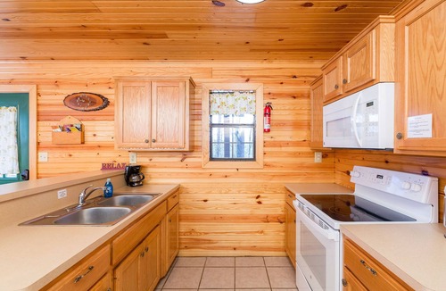 Mountainburg Cabin | Rustic Coyote Ridge Cabin with a Hot Tub