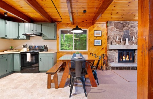 Bartlett Apartment | Rustic Luxe w/Creek & Privacy