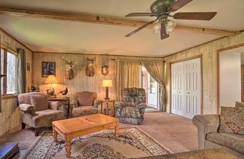 Russell House | Rustic & Modern Russell Cabin w/Grill + Deck