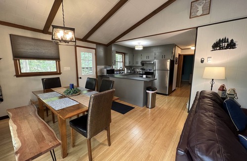 Pocono Lake House | Rustic Retreat –Seasonal Lake Views – Arrowhead Lake - Plaid Cabin
