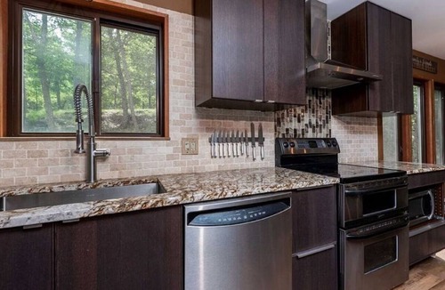 Bushkill Cabin | Rustic Ski Retreat! 2 min. walk to Ski Slopes, 6TVs, Linens, Wi-Fi, A/C, Firepit