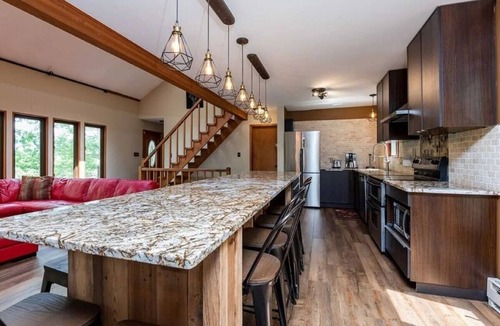 Bushkill Cabin | Rustic Ski Retreat! 2 min. walk to Ski Slopes, 6TVs, Linens, Wi-Fi, A/C, Firepit