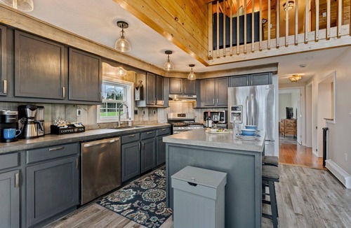 Rangeley House | S Diamond S Retreat | Huge Backyard & Hot Tub – 2 Miles to Town!