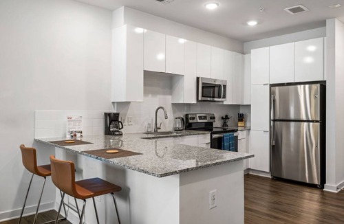 Midtown Apartment | (S1BF) Rare Find - Bright and Modern 1-BR w/Free Parking