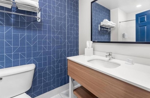 Essex Junction Hotel | Safe & Bright King Room Perfect for Couple Stays Near Vermont Attractions
