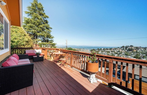 Uptown Brisbane House | San Francisco Bay View Home - 3BR Brisbane - Near SF - 29+ Night Stays