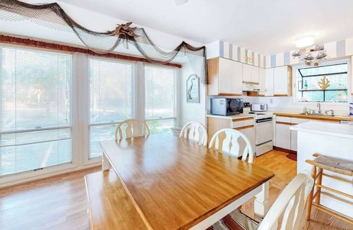 Bethany Beach Condo | Sea Colony Tennis 1st-floor condo with tennis court, gym, & sauna