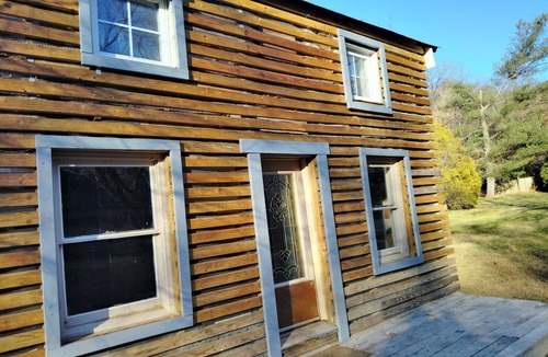Berryville Cabin | Secluded Rustic Cabin Escape on 5 Private Acres – Near Berryville and River