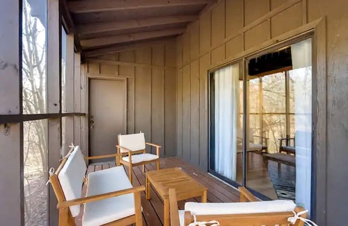 Gentry Cabin | Secluded Studio Getaway with Outdoor Living and Trails Near Siloam Springs, Gentry, AR