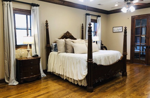 Como Other | Serene Farmhouse on 50 acres with Lagoon Pool and Private Lake