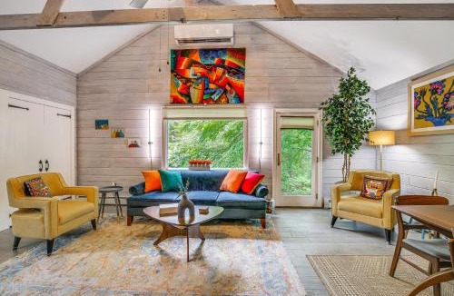 Holmes House | Serene Holmes Cottage Near Lakes & Trails!