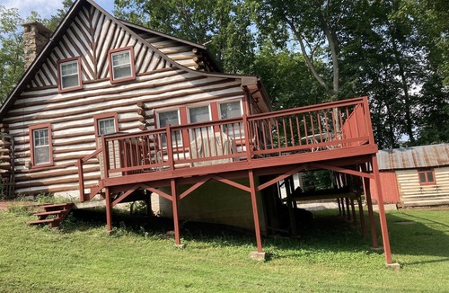 New Oxford Cottage | Serene scenic Log cabin home close to Gettysburg. Wrap around deck. public creek