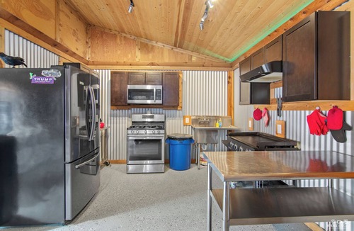 Sterling Cabin | Silver Cabin – Dry Cabin with Bunks | Fish On!