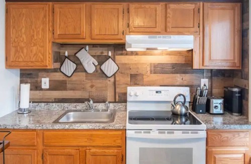 Newburgh Apartment | Simple Modern Elegance with Hudson Valley Mountains backdrop, 3rd Fl
