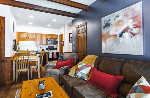 Edray Condo | Ski In/Ski Out, King Bed, Pet Friendly, Fireplace & walking distance to village