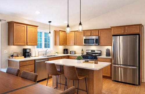 South Eliot House | Sleep up to 12, quick access to Kittery and Portsmouth, Beaches, Boat Launch
