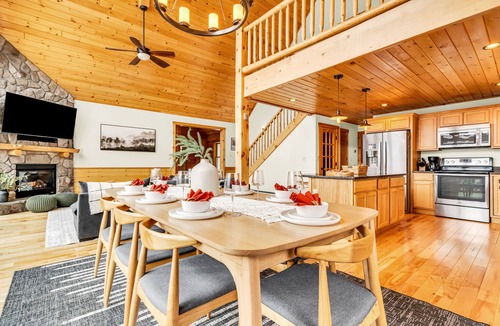 Sunday River Area Ski Chalet | Sleeps 16+ Hot Tub with Mountain View - 3Min to Sunday River Ski - Game Room