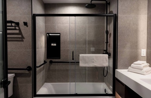 Rittenhouse Row Hotel | Sosuite - Accessible Queen Room w Desk