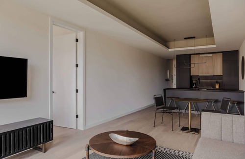 Logan Square Apartment | Sosuite | Corner 1BR Apt w Roof Deck, Gym, Laundry