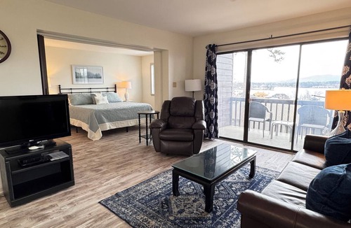 Lake Hamilton Condo | South Shore 1 Bdrm/Amazing Amenities! MiniGolf, Hot Tub, Sauna & More!
