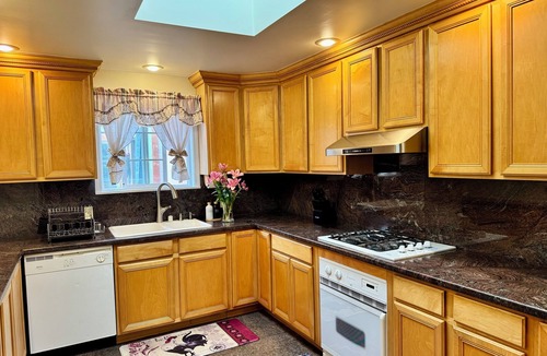 Broadmoor House | Spacious 1100 Sqft 2B1B House Near SF Driveway Parking+EV Charger+Grand Piano