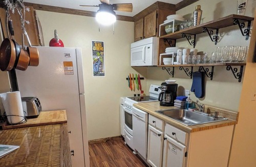 Edray Condo | SPACIOUS 1st Flr Studio 3 min Walk 2 Slopes, Bike-friendly, Ridgewood #50