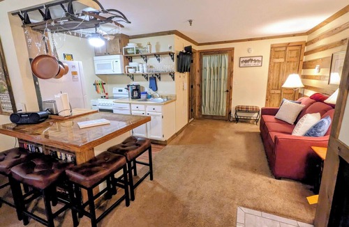 Edray Condo | SPACIOUS 1st Flr Studio 3 min Walk 2 Slopes, Bike-friendly, Ridgewood #50