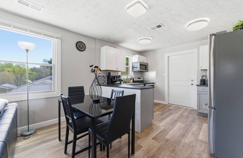 Sylvan Hills Apartment | Spacious 2BR Lounge Near Downtown Atlanta & Airport Free Parking + W/D