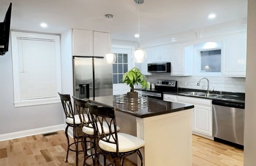 Utica House | Spacious 3BR Home - Sleeps 10 - Perfect for Families & Groups.