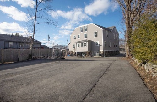 Wakefield House | Spacious 3BR Retreat, Sleeps 8, Free Parking, 20 Min to Boston