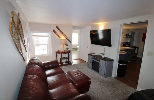 North Creek House | Spacious 3BR Walk to Gore & Main St | Game Room, Porch, Fast WiFi | Sleeps 8