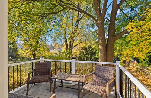 Albany House | Spacious 4 Bedroom Home Sleeps 8 Private Yard Near Hopitals FREE Parking