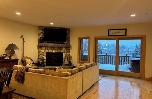 Sunday River Area Condo | Spacious 4-bedroom Ski- in/Ski-out condo in enchanting Sunday River w/Hot Tub