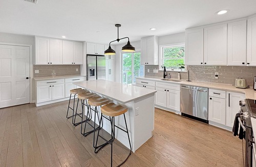 Warwick House | Spacious 4BR Pet‑Friendly House Hot Tub Game Room Close to Legoland & Mtn Creek