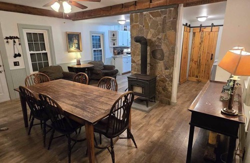 Arlington House | Spacious 5 Bedroom Hot Home Game Room Patio Fire Pit Yard Ski Bromley Stratton