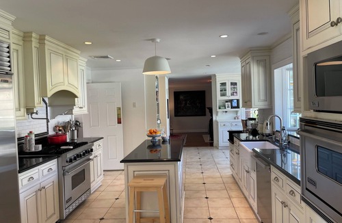 Bedford House | Spacious 5-bedroom estate in Bedford, Walk to Town, Pool and Pool House