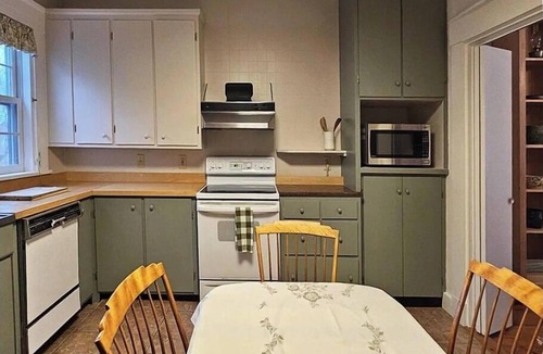 Damariscotta House | Spacious 5-bedrooms on dead end street. WIFI. Walk to charming Damariscotta.