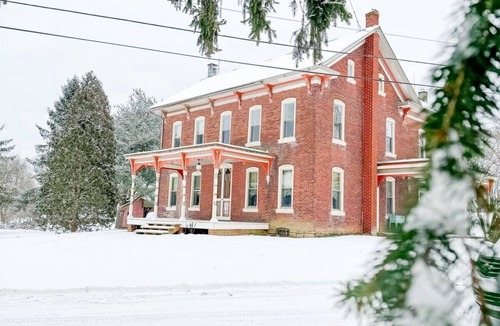 West Milton House | Spacious 5-bedroom house with AC, WiFi in charming West Milton