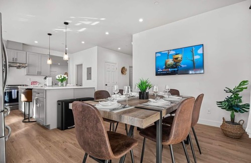 Hayward House | Spacious 6-BR Home in Hayward with A/C &Parking