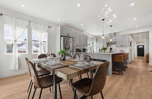 Hayward House | Spacious 6-BR Home in Hayward with A/C &Parking