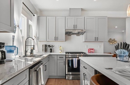 Hayward House | Spacious 7-BR Home in Hayward with A/C &Parking