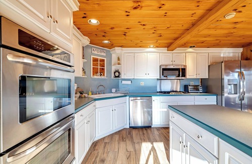 Aquashicola Cabin | Spacious 8BD/7BA lodge Beltzville Lake, firepit, kayaks, pet-friendly, Poconos