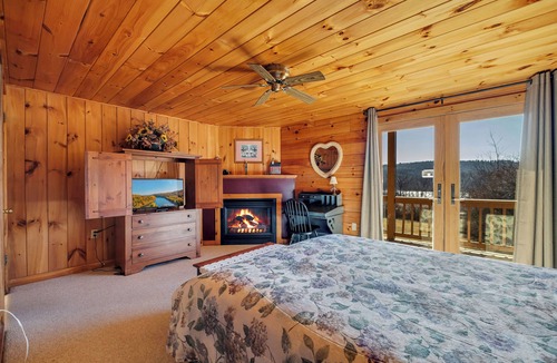 Aquashicola Cabin | Spacious 8BD/7BA lodge Beltzville Lake, firepit, kayaks, pet-friendly, Poconos