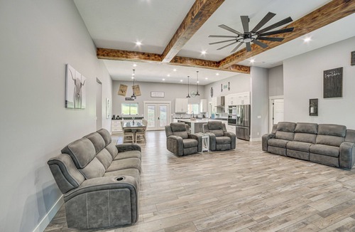 Omaha House | Spacious Barndominium Near Branson w/Game Rooms